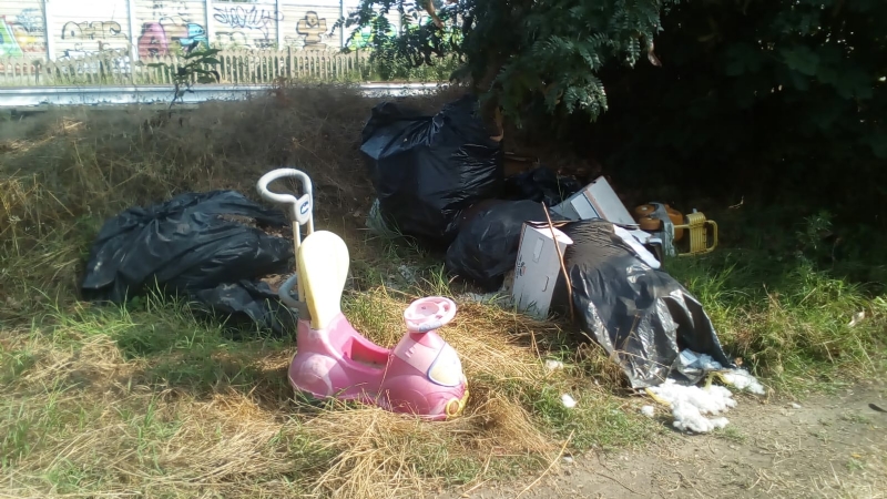 MONCALIERI - Maiali in azione: discarica abusiva con fusti di sostanze pericolose