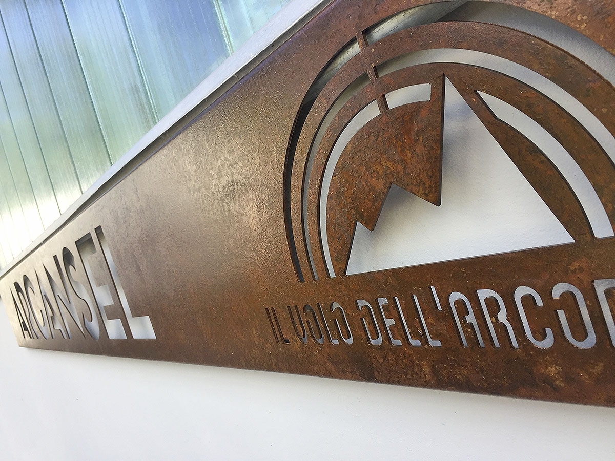 Insegne artistiche, uniche, ricercate e personalizzate: la risposta è l'acciaio Corten