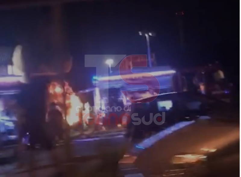 MONCALIERI - Grave incendio nella notte nel deposito di gomme di strada Carignano - LE FOTO -