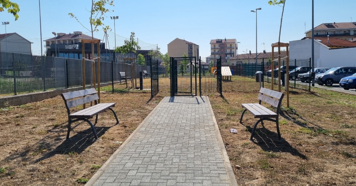 ORBASSANO - Lavori finiti: ora è aperta la nuova area cani di via Cervetti - FOTO