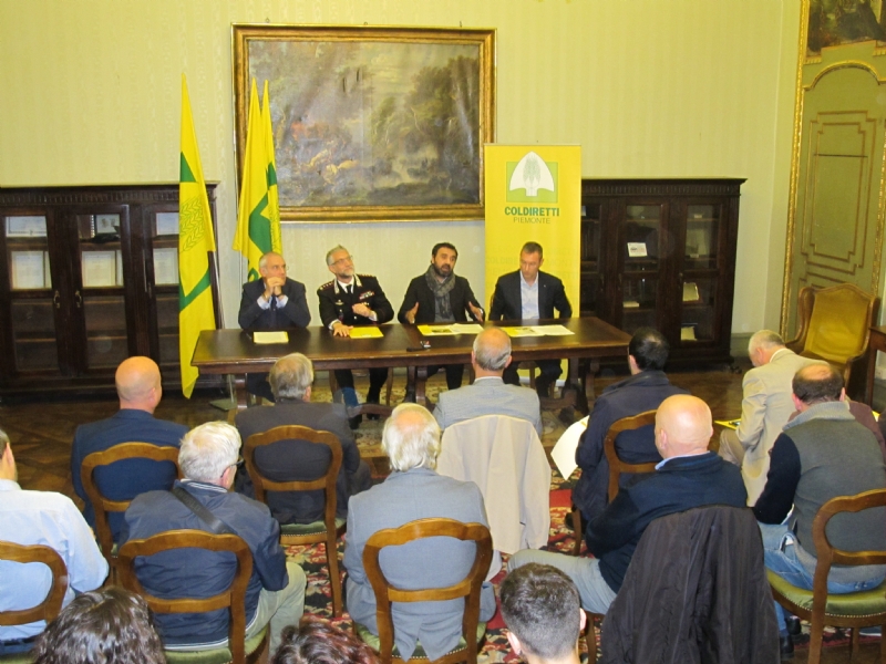 MONCALIERI - Coldiretti al Castello per conoscere la buona agricoltura e il mercato a km 0