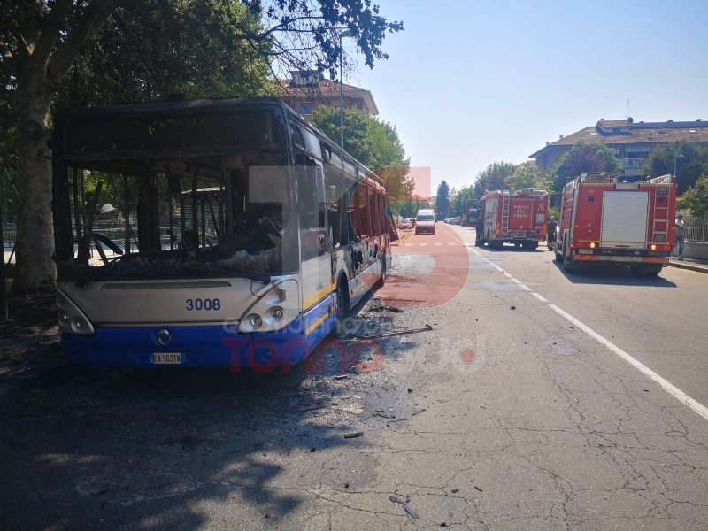 MONCALIERI - Un altro pullman Gtt prende fuoco al capolinea: provvidenziale intervento dei vigili del fuoco - FOTO