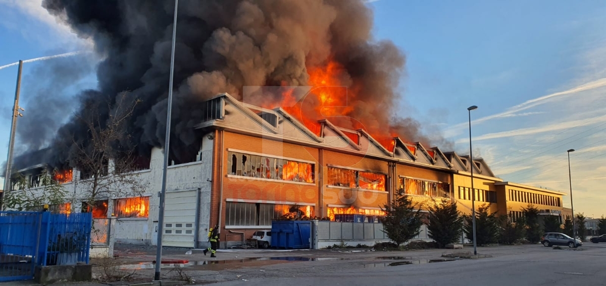 DISASTRO A BEINASCO - A fuoco il capannone di un'azienda di riciclaggio plastica: paura per l'inquinamento ambientale - FOTO