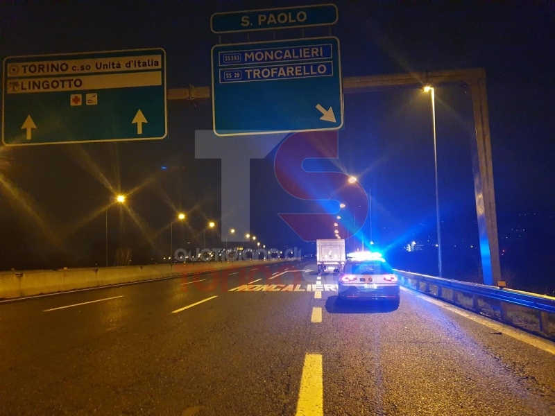 MONCALIERI - Incidente sulla sopraelevata: si scontrano un camion e un'auto - FOTO