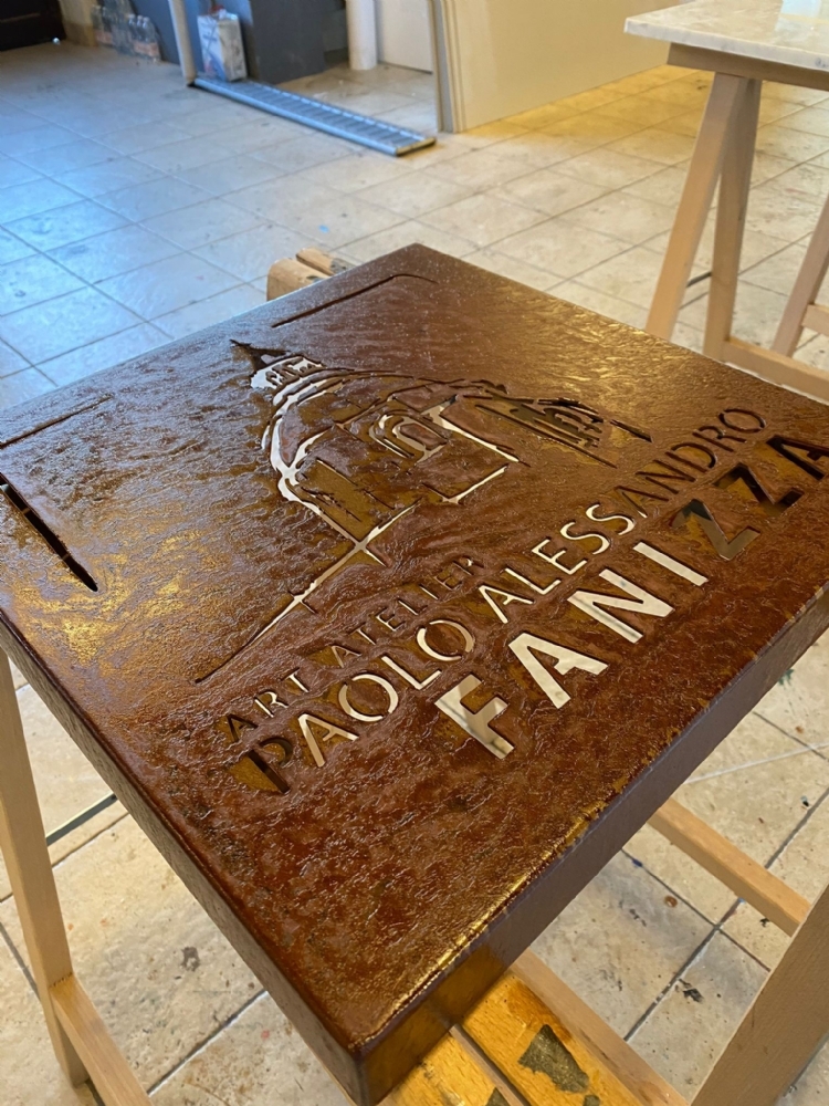Insegne artistiche, uniche, ricercate e personalizzate: la risposta è l'acciaio Corten