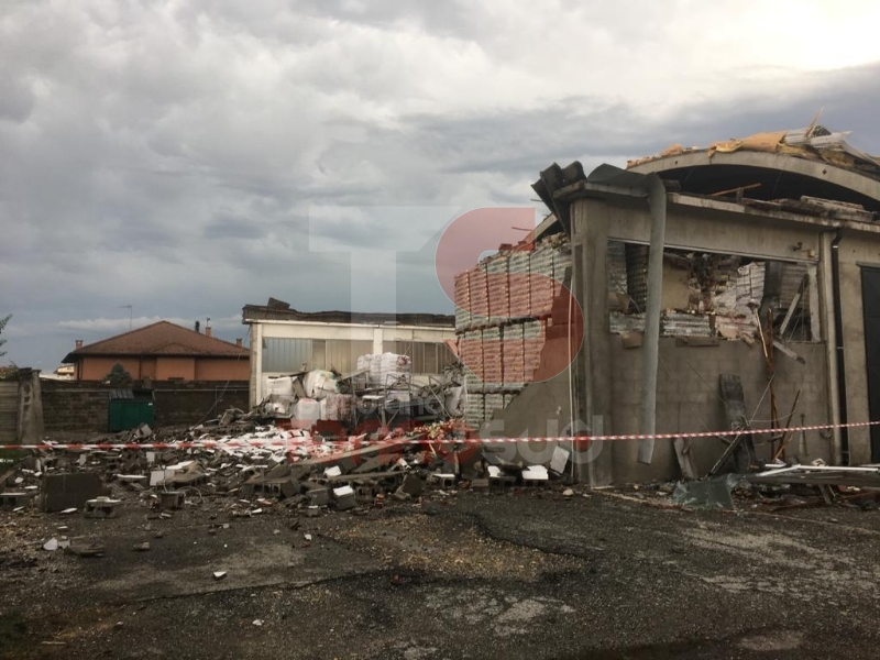 CARMAGNOLA - La furia del maltempo: Capannone della Sac demolito - LE FOTO -