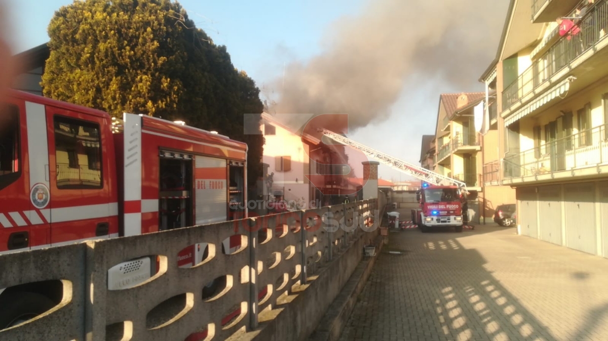 CANDIOLO - Incendio divora il tetto di una casa: una persona intossicata dal fumo - FOTO