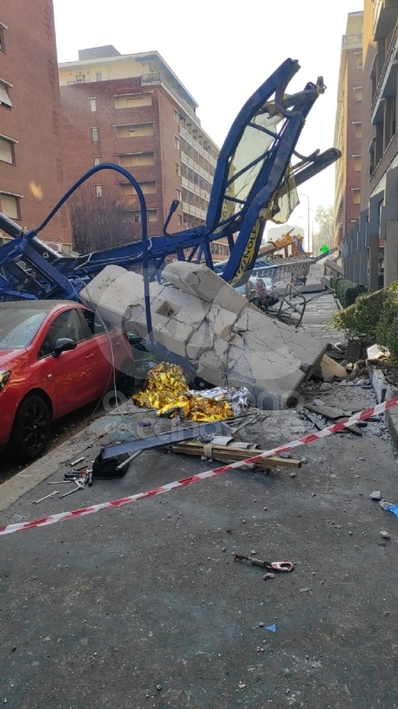 DRAMMA A TORINO - Crolla una gru, tre morti e tre feriti a seguito di un incidente sul lavoro - FOTO