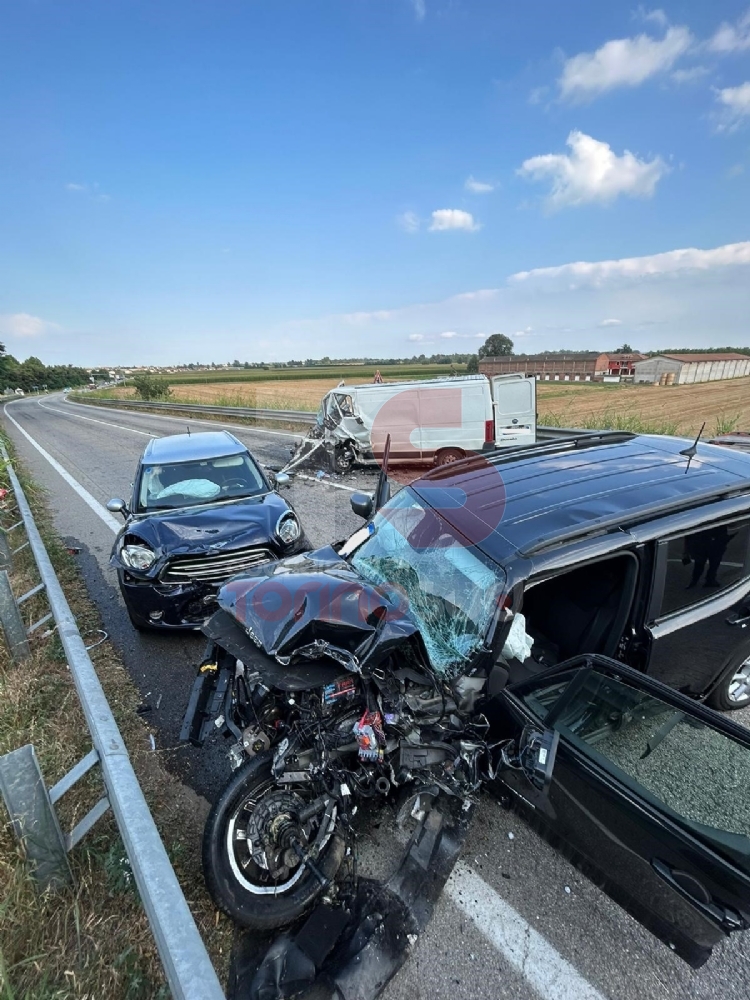 CARMAGNOLA - Terribile incidente: cinque feriti, due gravi. Anche una bimba coinvolta - FOTO