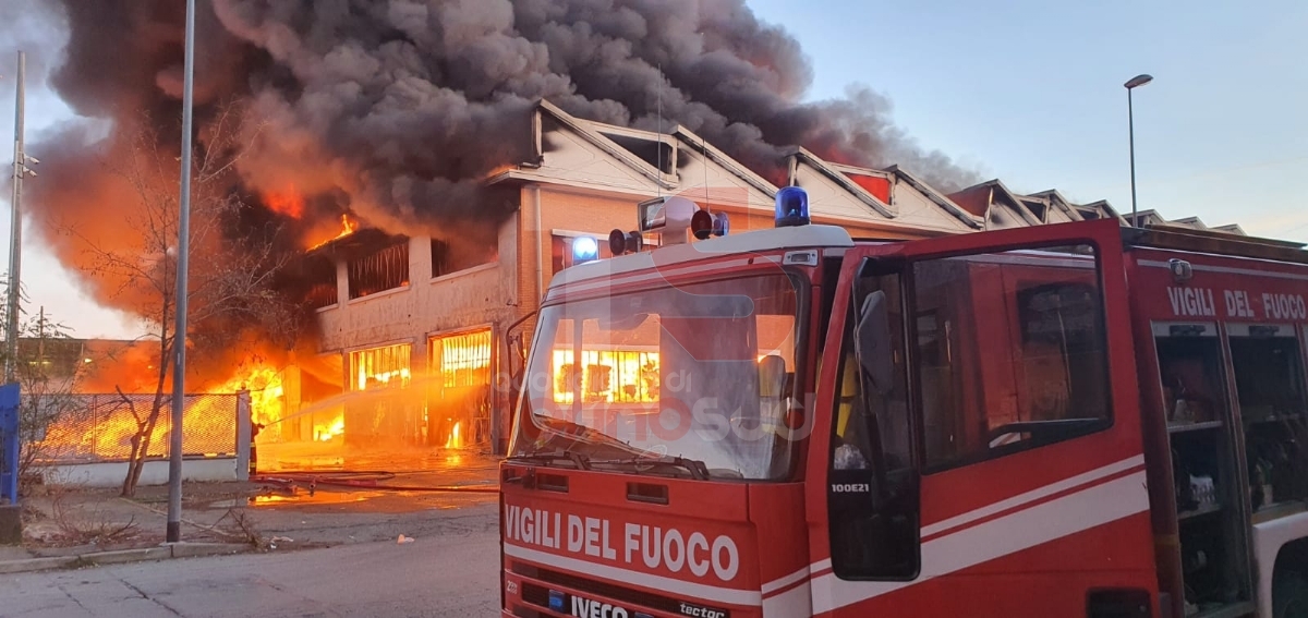 DISASTRO A BEINASCO - A fuoco il capannone di un'azienda di riciclaggio plastica: paura per l'inquinamento ambientale - FOTO