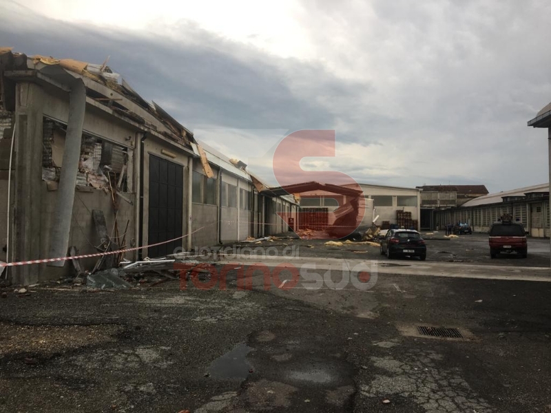 CARMAGNOLA - La furia del maltempo: Capannone della Sac demolito - LE FOTO -