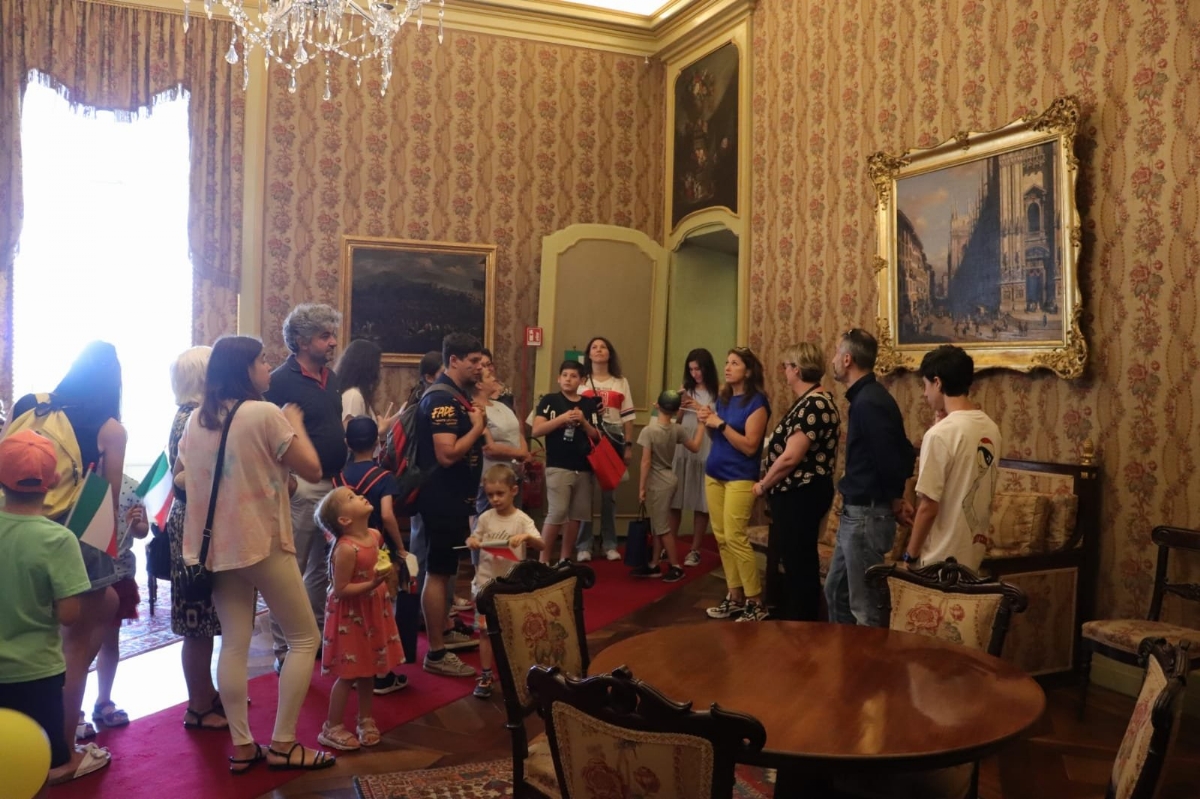 MONCALIERI - Le famiglie ucraine ospiti in città visitano il centro storico e il castello - FOTO