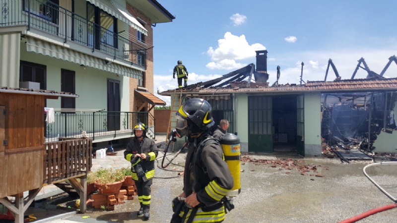 BEINASCO - Incendio nel deposito di un'impresa di costruzioni a Borgaretto: tanta paura, ma nessun ferito