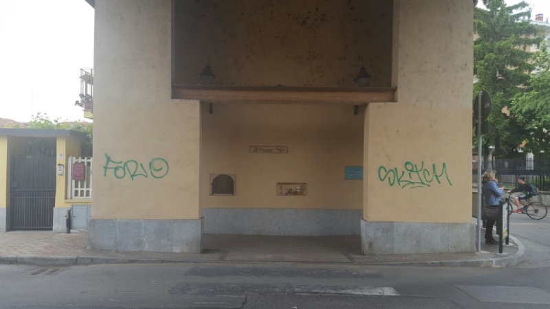 NICHELINO - Vandalizzato l'arco di via Stupinigi, restaurato dai volontari