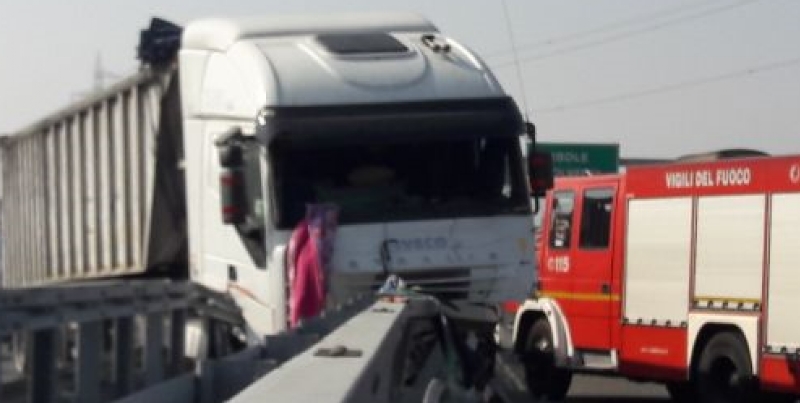 CANDIOLO - Grave incidente sull'autostrada Torino-Pinerolo, camionista in condizioni critiche - LE FOTO -