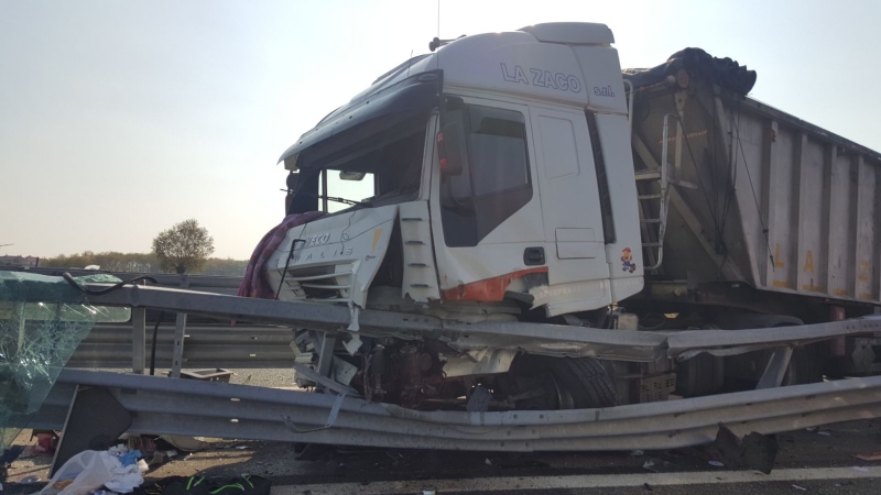 CANDIOLO - Grave incidente sull'autostrada Torino-Pinerolo, camionista in condizioni critiche - LE FOTO -