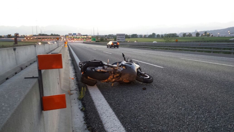TROFARELLO - Grave incidente in tangenziale, centauro in ospedale