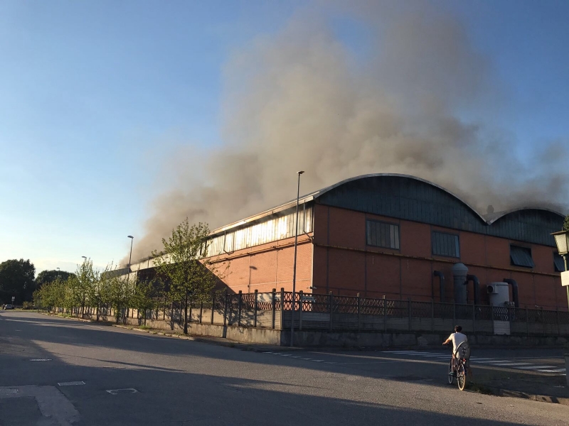 NICHELINO - Grave incendio nel capannone di due aziende: intervento dei vigili del fuoco - FOTO