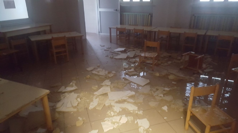 MONCALIERI - Crolla un controsoffitto in aula: tragedia sfiorata alla scuola primaria Barruero