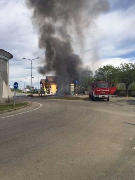 VIRLE - A fuoco un autobus, paura nella zona industriale Sant'Antonio