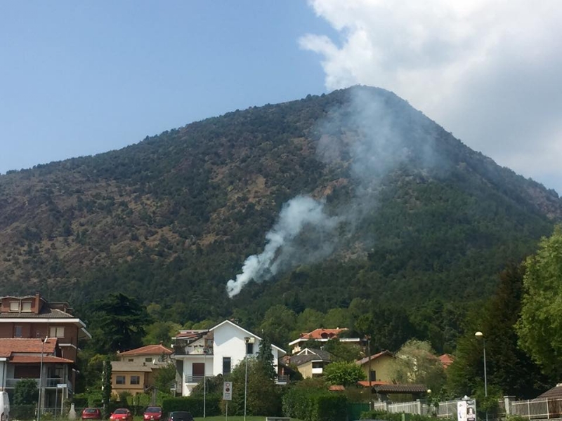 PIOSSASCO - Nuovo incendio sul monte San Giorgio. Vigili del fuoco e squadra Aib in azione