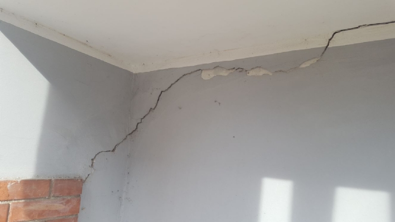 MONCALIERI - A Tetti Piatti crepe profonde nei palazzi popolari alluvionati, cittadini preoccupati - LE FOTO -
