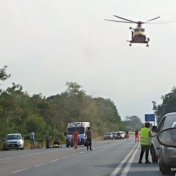 RIVALTA - Scontro tra un ciclista e un'auto sulla provinciale 6 nel tratto di Tetti Francesi