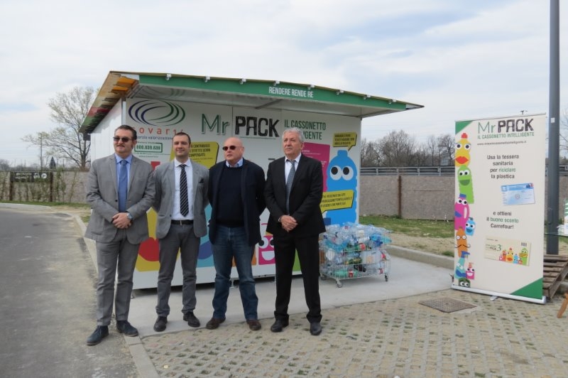 NICHELINO - Inaugurato al Carrefour "Mister pack" il nuovo punto per buttare la plastica, guadagnando.