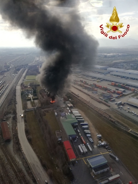 ORBASSANO-TORINO - Brucia un'azienda: le immagini dall'alto dell'enorme colonna di fumo - FOTO e VIDEO