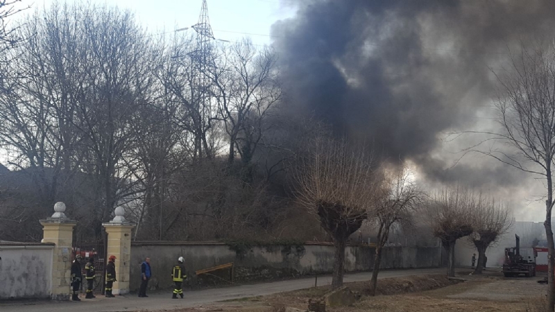 ORBASSANO-TORINO - Brucia un'azienda: le immagini dall'alto dell'enorme colonna di fumo - FOTO e VIDEO