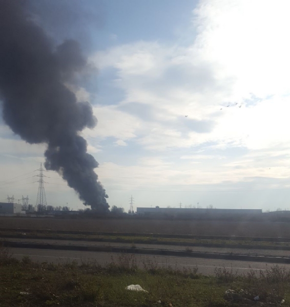 ORBASSANO-TORINO - Brucia un'azienda: le immagini dall'alto dell'enorme colonna di fumo - FOTO e VIDEO