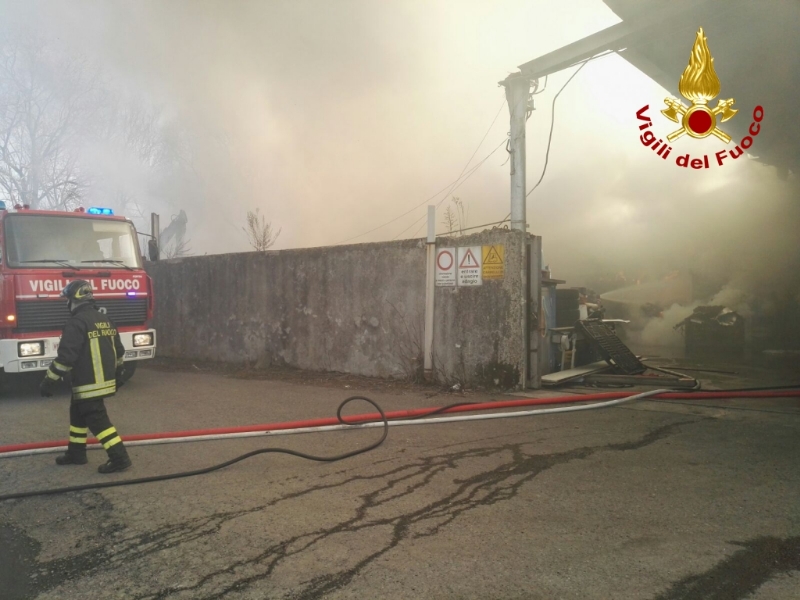 ORBASSANO-TORINO - Brucia un'azienda: le immagini dall'alto dell'enorme colonna di fumo - FOTO e VIDEO