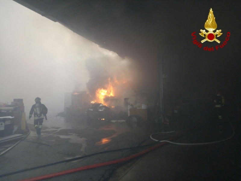 ORBASSANO-TORINO - Brucia un'azienda: le immagini dall'alto dell'enorme colonna di fumo - FOTO e VIDEO