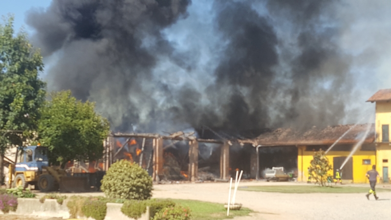 ORBASSANO - Brucia il fienile di cascina Gorgia - FOTO E VIDEO