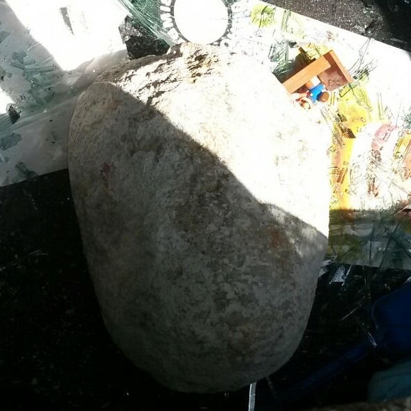 MONCALIERI - In auto senza patente e assicurazione, per evitare la confisca la distrugge con un masso