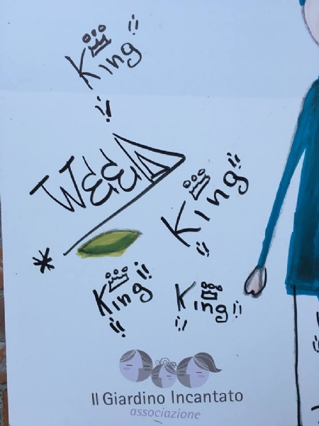 MONCALIERI - Vandali scarabocchiano il parco riqualificato dal papà-parrucchiere
