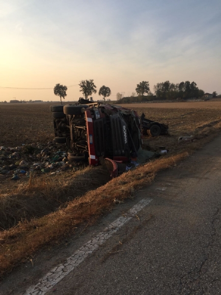 CARMAGNOLA - Camion carico di rifiuti si ribalta sulla provinciale per Poirino: ferito il conducente