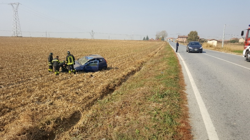 CARMAGNOLA - Esce di strada e finisce in un campo. Automobilista ricoverata al Cto