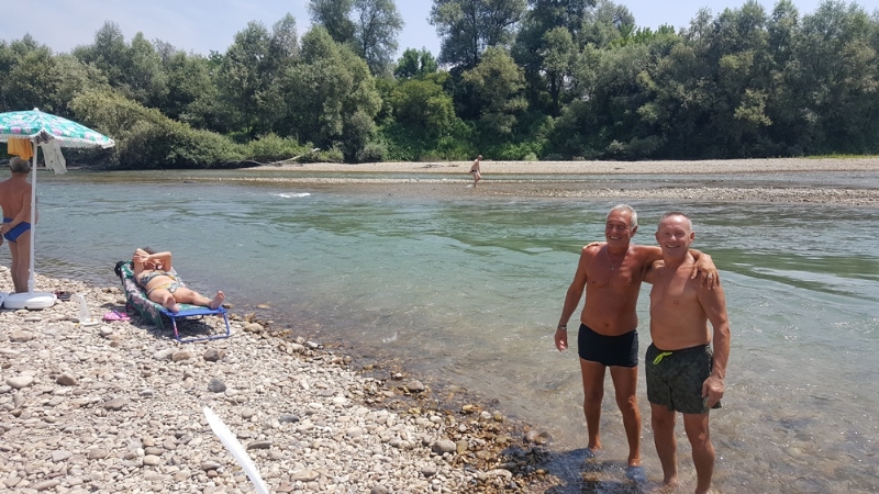 CARMAGNOLA - Appuntamento a «Carmagnola beach» per i forzati della tintarella, ma sulla spiaggia restano troppi rifiuti