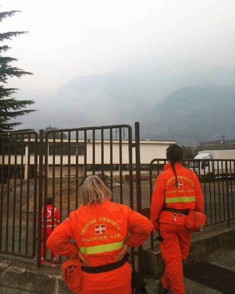 CINTURA SUD - Il fumo degli incendi arriva in pianura. L'Arpa: «Possono aumentare concentrazioni di Pm10»