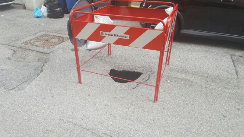 MONCALIERI - Ancora un cedimento delle strade: buca si apre in via Praciosa