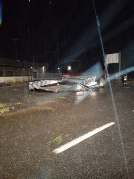 Tromba d'aria sul territorio: capannoni scoperchiati, auto fuori strada e strade allagate - VIDEO E FOTO -