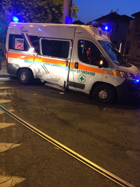 Ambulanza della Croce verde di Candiolo-Vinovo centrata da un'auto mentre è in soccorso