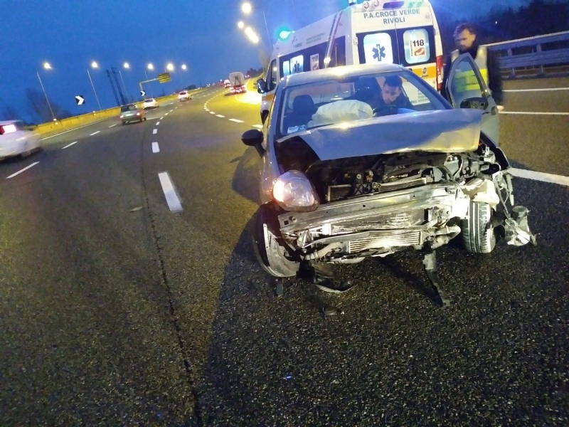 MONCALIERI - Raffica di incidenti: un'ambulanza finisce contro un cancello. Feriti l'autista e i volontari del soccorso