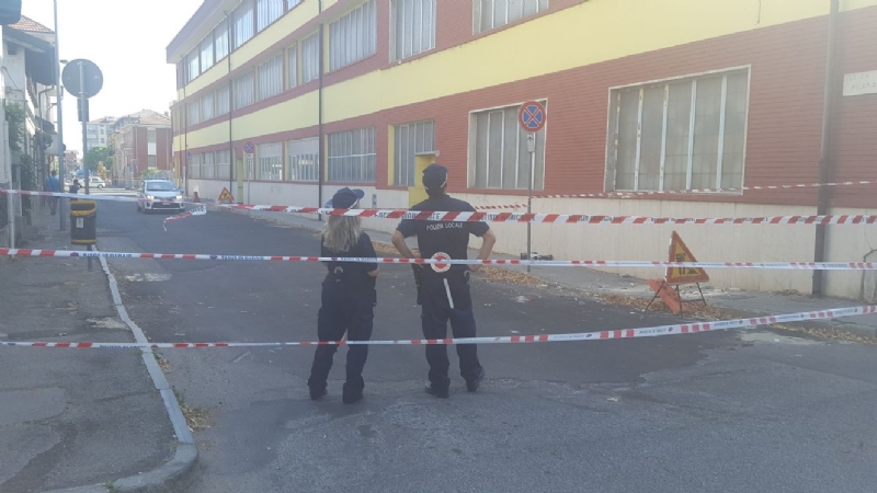 NICHELINO - Crolla un cornicione dell'edificio ex Granato Mobili: transennata la via