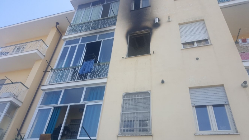 ORBASSANO - Appartamento in fiamme in via Cavour, evacuato il palazzo - LE FOTO -