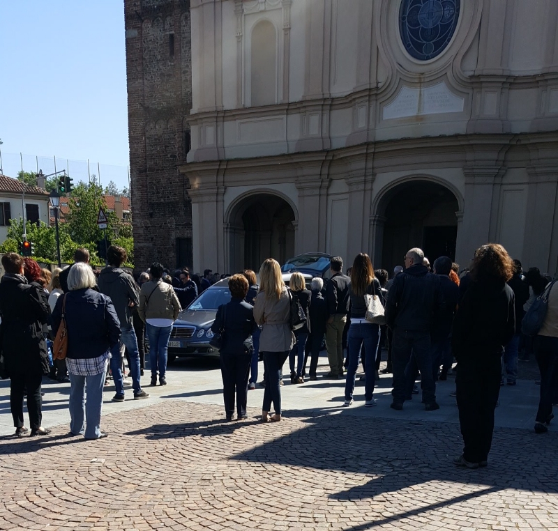 MONCALIERI - Folla silenziosa ai funerali di Andrea Stra: «La Madonna del Rocciamelone ti guiderà nel tuo cammino»