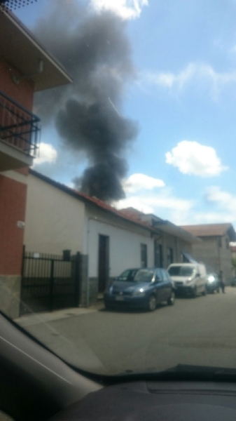 BEINASCO - Incendio nel deposito di un'impresa di costruzioni a Borgaretto: tanta paura, ma nessun ferito