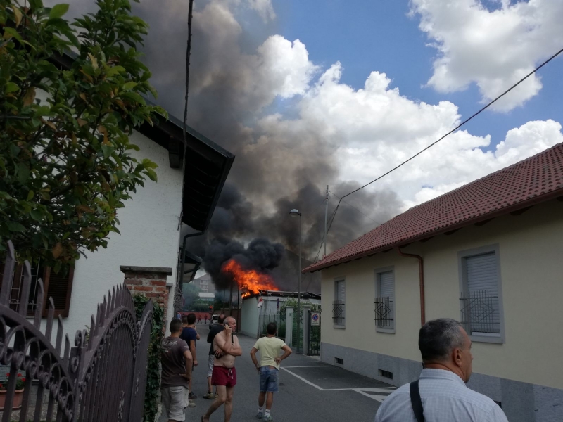 BEINASCO - Magazzino in fiamme a Borgaretto, paura nella frazione