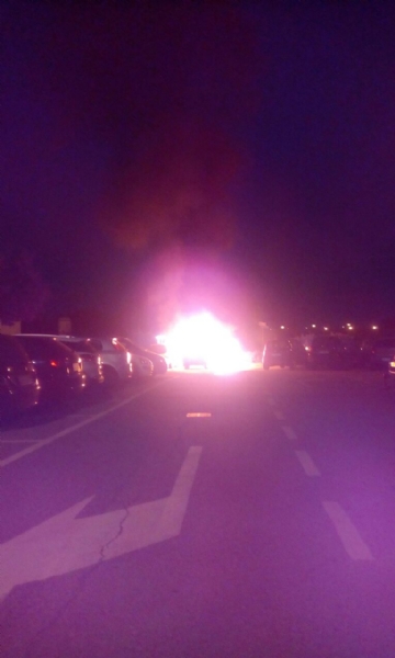 MONCALIERI - Paura al parcheggio del 45esimo parallelo: a fuoco due auto